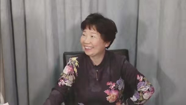 面对媒体的采访,她讲:"他(姚策的亲生父亲)的年龄我估计不允许,再说我