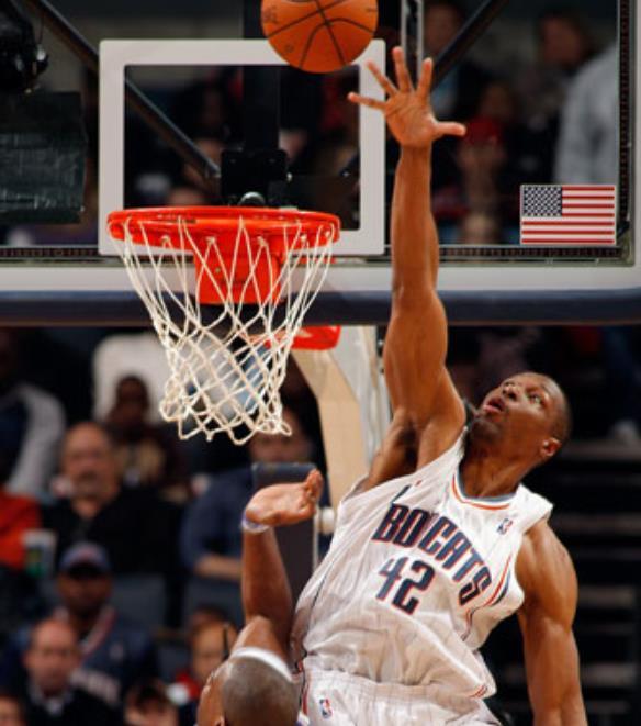 马克-伊顿也是其中一个,他被称为猛犸象,臂展达到了2米56,他是nba历史