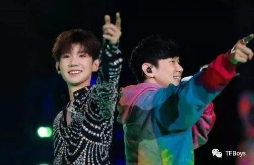 王源现身林俊凯生日直播!祝福不忘催新歌,