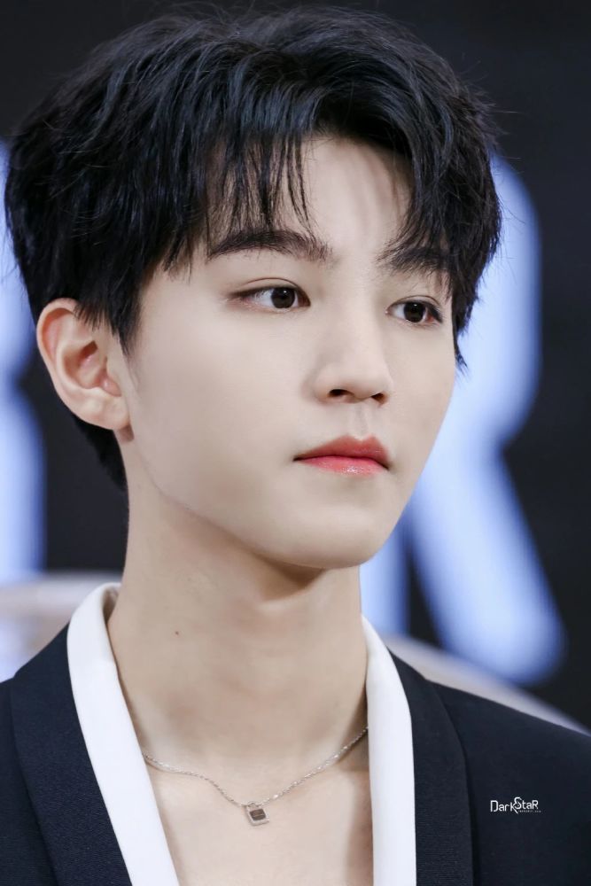 王俊凯壁纸长长的睫毛微微掀动这一刻的你犹如梦幻