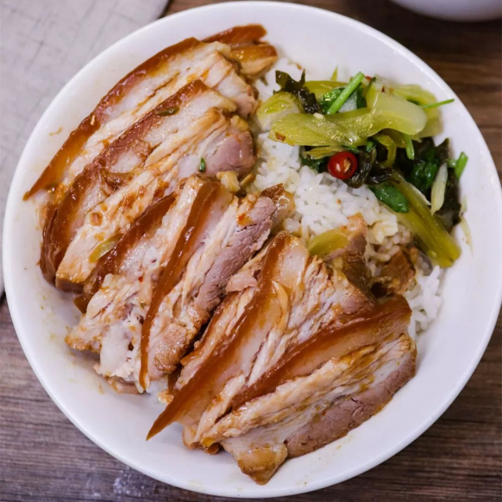 所谓猪脚饭,就是用陈年老汤卤好的猪脚,斩成肉片盖在米饭之上,搭配