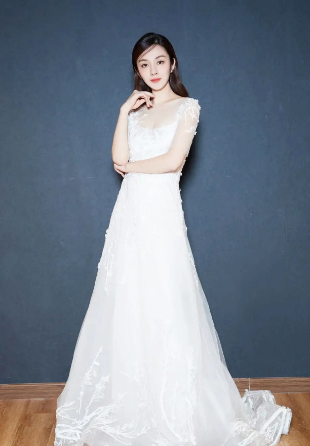 王晓晨也放开了穿抹胸礼服裙秀事业线身材窈窕颜值在线