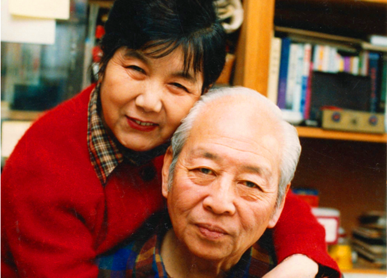 新凤霞(左)与丈夫吴祖光(右)吴欢的名字就是齐白石给起的?