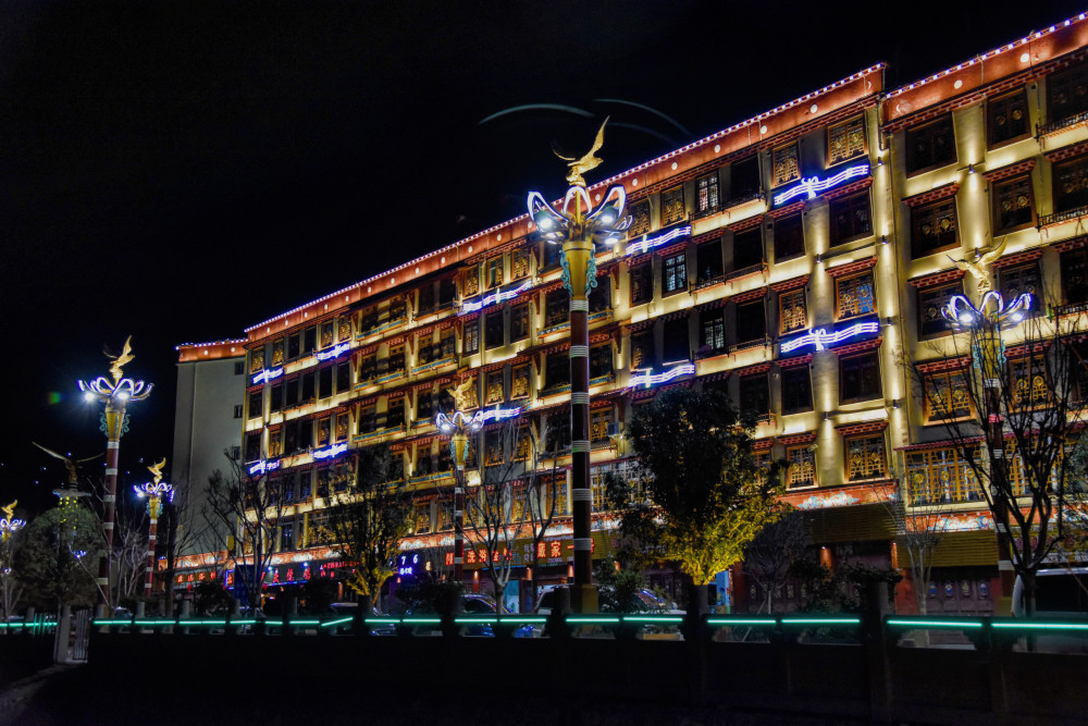 我们到了巴塘县已经是晚上,大老远就能看到这座灯火通明的县城,吃完