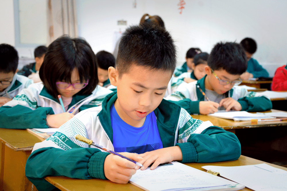 百舸争流千帆竞乘风破浪正远航普宁市勤建学校白沙陇校区小学部举行新