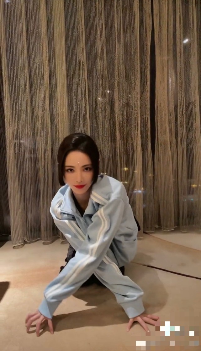 许佳琪蝎子腿分解柔软身材一览无遗比杨幂反手摸肚脐还狠