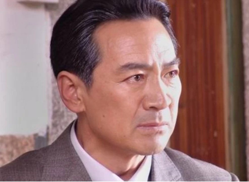 他是国家一级演员,却被娇妻败光家产,今53岁再娶真爱成人生赢家_腾讯