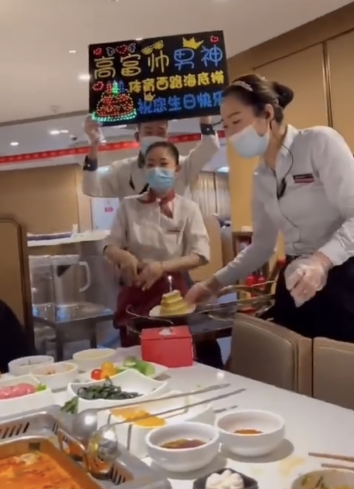 海底捞的这些我就不说了假装是兄弟的对象穿女装,变女声cr:抖音 @姜峰