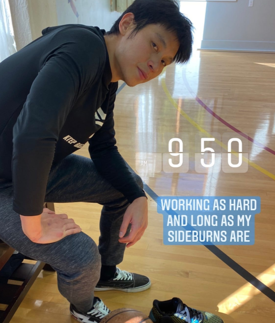 林书豪履行诺言训练前晒长鬓角抢镜曾表态不回nba不剪发