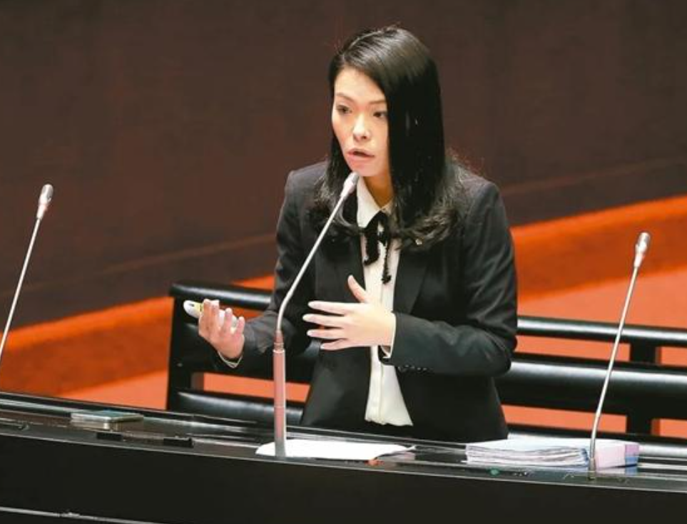 代表高虹安24日在台立法机构向经济部门副负责人曾文生提出质询时称