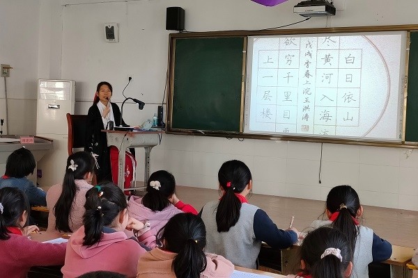 品汉字之美筑墨香校园 济南高新区小杜家小学掀起练字热潮 腾讯新闻