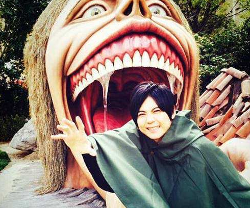 当声优cos自己配音的角色,宫野真守还原太宰治,考哥直接女装