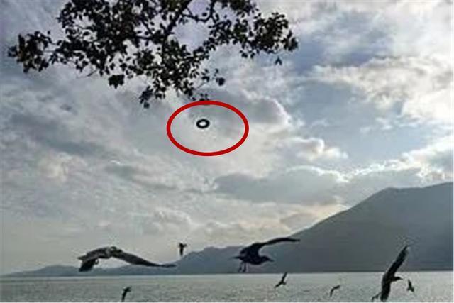 中国台湾游客拍到不明飞行物,形状就像轮胎,就在我国云南!_腾讯新闻