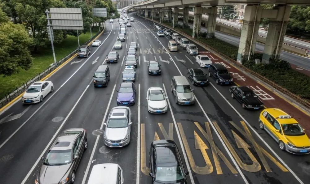 近日,公安部對清明節假期道路交通安全形勢進行了研判分析,併發出道路