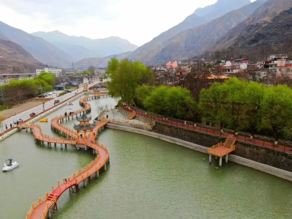 舟曲一城春色半城花