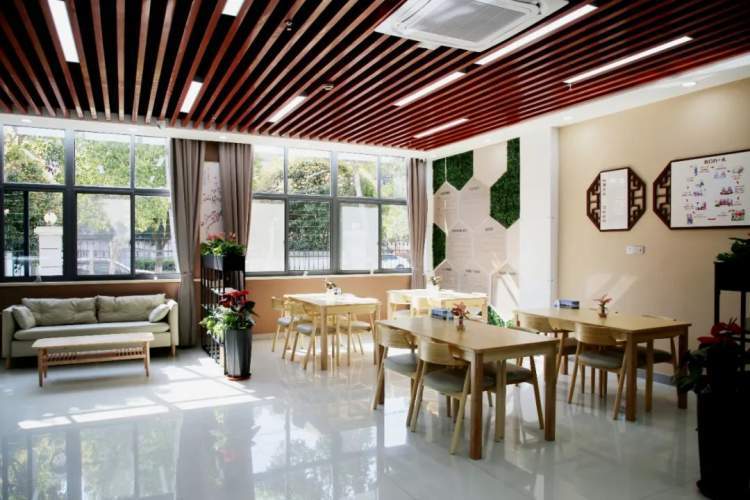 该中心总面积约200平方米,一楼设有接待区,老年人就餐区,休闲活动区