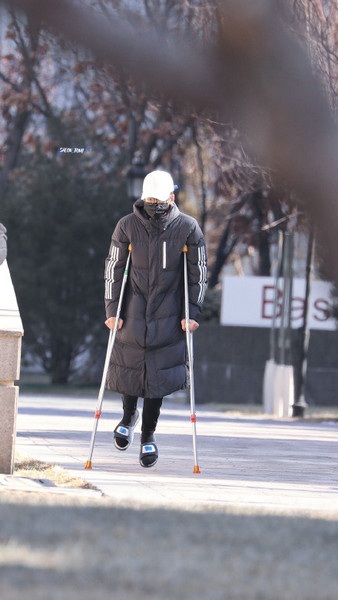 余景天脚伤又犯被搀扶上坡青3排练现场出意外