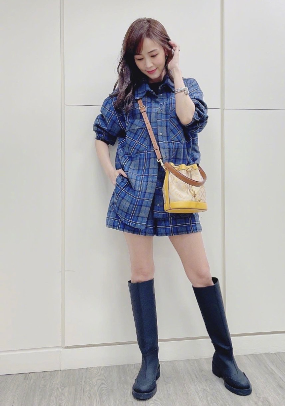 真看不出侯佩岑也42了,休闲格子装配长筒靴,还是当年那个甜姐