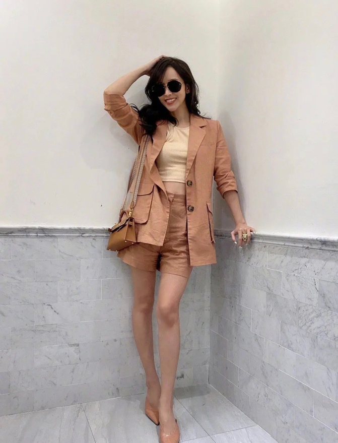 真看不出侯佩岑也42了,休闲格子装配长筒靴,还是当年那个甜姐