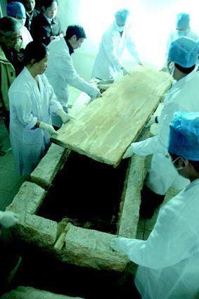 广西出土传说中的七星巨棺,距今400多年,专家:墓主或崇尚道教