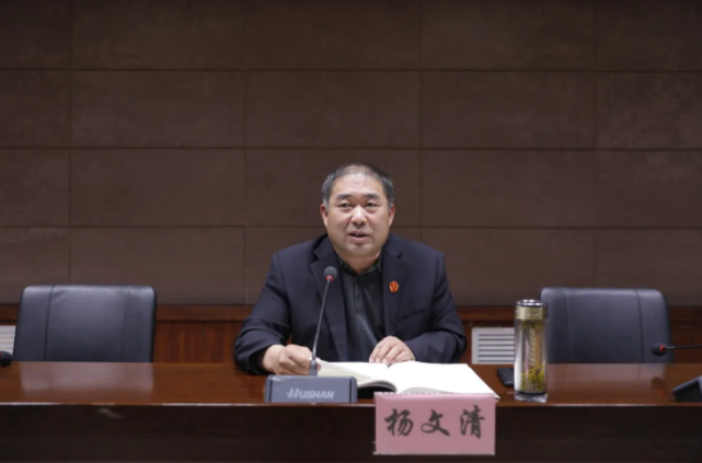 会上,杨文清领学了神木市委书记杨成林在神木市委一届六次全会上的