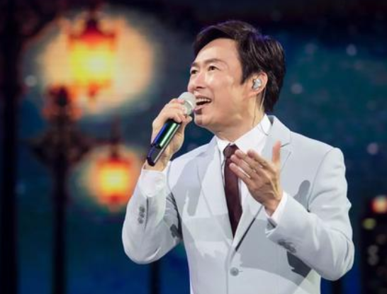 而今天要说的这位也是一位歌手,他曾与费玉清清唱"小调"歌曲并称"双雄