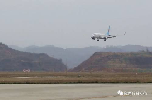 隴南機場標誌著北京大興隴南貴陽航線正式開通飛機落地後來自成縣縣委