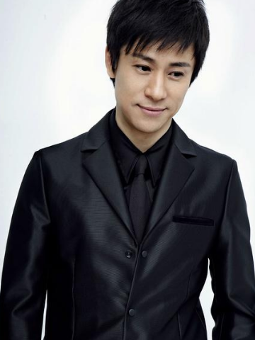 解晓东这位男明星应该很多00后没听说过,他也是90年代第一美男子,长相