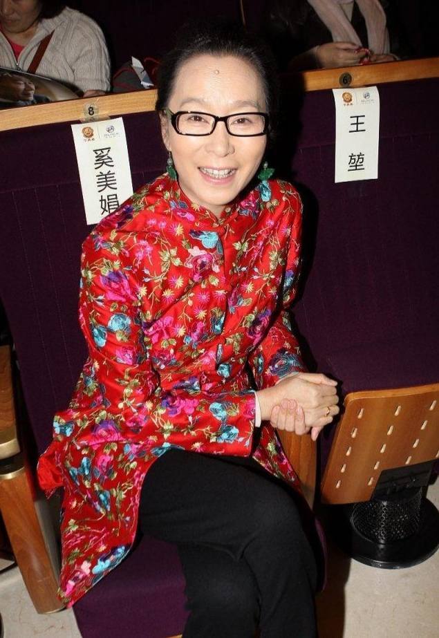 奚美娟越老越优雅穿东北大花袄也不土气戴老花镜气质依然高级