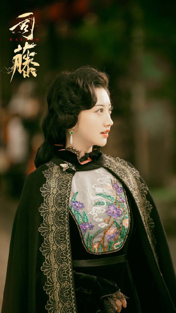 《司藤》是景甜的大型服装秀没错了,一集两套服装,旗袍摇曳生姿