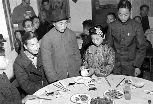 民国包办婚姻旧照:2人都未成年,新娘确实漂亮,新郎一脸无所谓