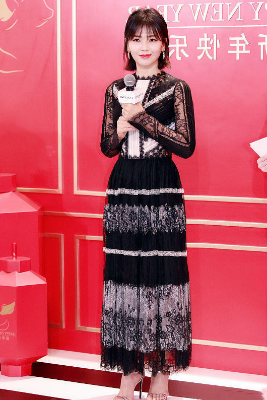 刘涛这身材太优越了穿一袭蕾丝连衣裙显高又显瘦又飒又时髦