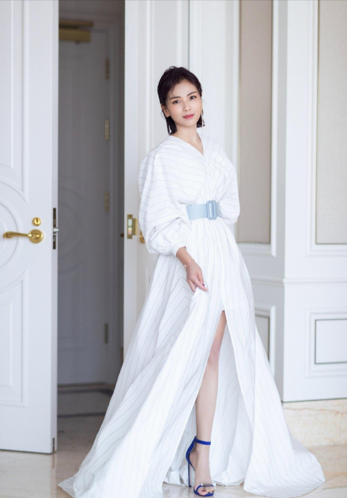 刘涛这身材太优越了穿一袭蕾丝连衣裙显高又显瘦又飒又时髦