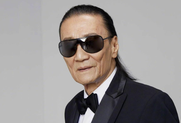 84岁谢贤摘掉墨镜新片宣传真面目老态尽显瘦成皮包骨