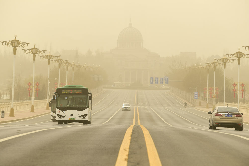 3月28日,车辆行驶在银川街头.