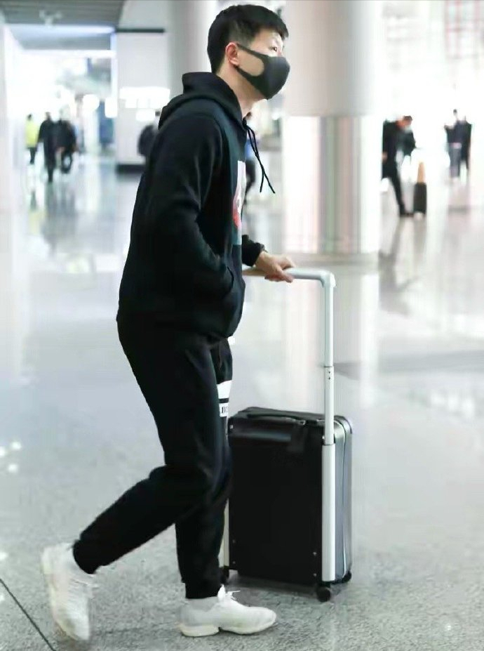 樊振东很忙 给孙颖莎签名 与女球迷合影 争分夺秒冲刺奥运单打 腾讯新闻