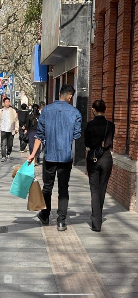 3月28日下午,王子文和吴永恩在上海逛街被偶遇了!