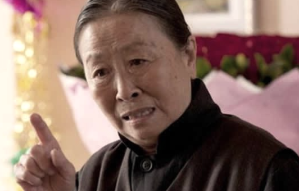 贾玲发微博哀悼张少华引来网友质疑到底是谁的错