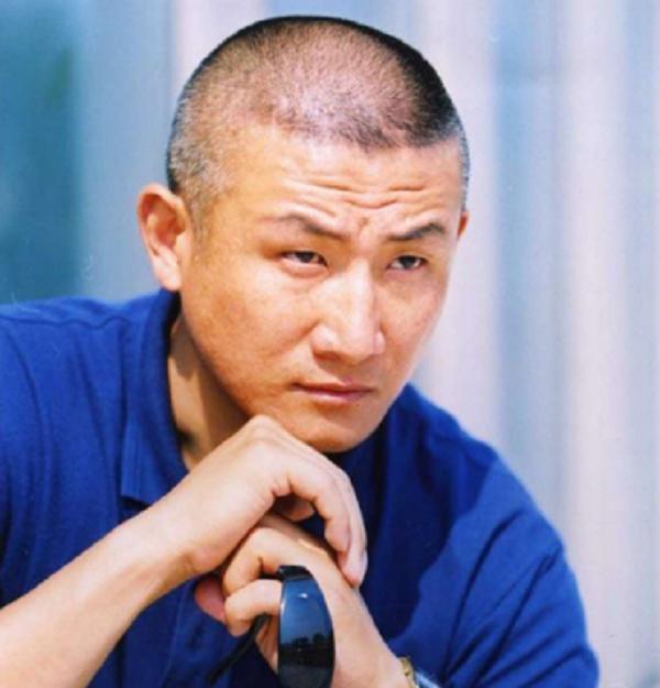 在学校长达12年的任教期间,陆鹏精通英语和日语,练过中国长拳与西洋拳