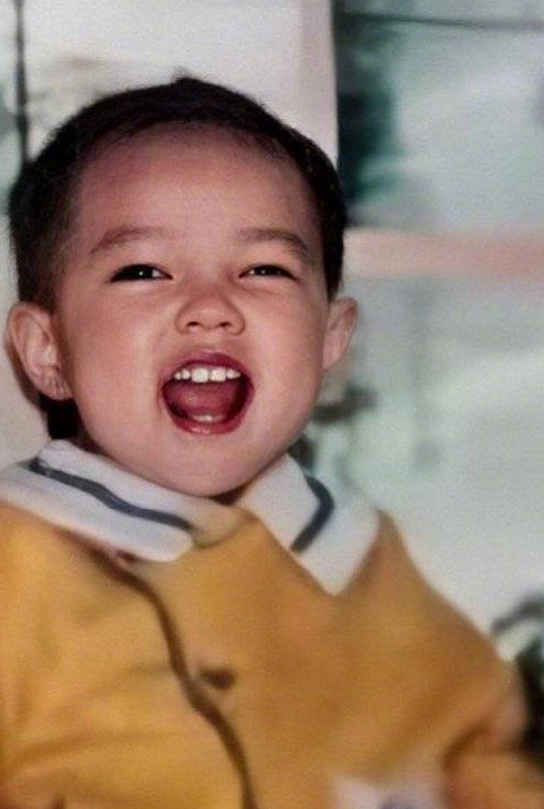 肖战幼时照片曝光和现在完全不像粉丝竟然用这个特点一眼认出