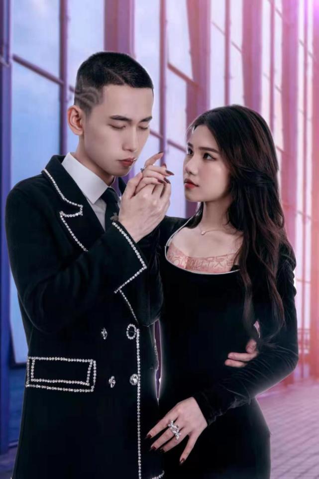 现代快报讯(记者 李艺蘅 宋经纬)最近,有部名为《这个男主有点冷》的