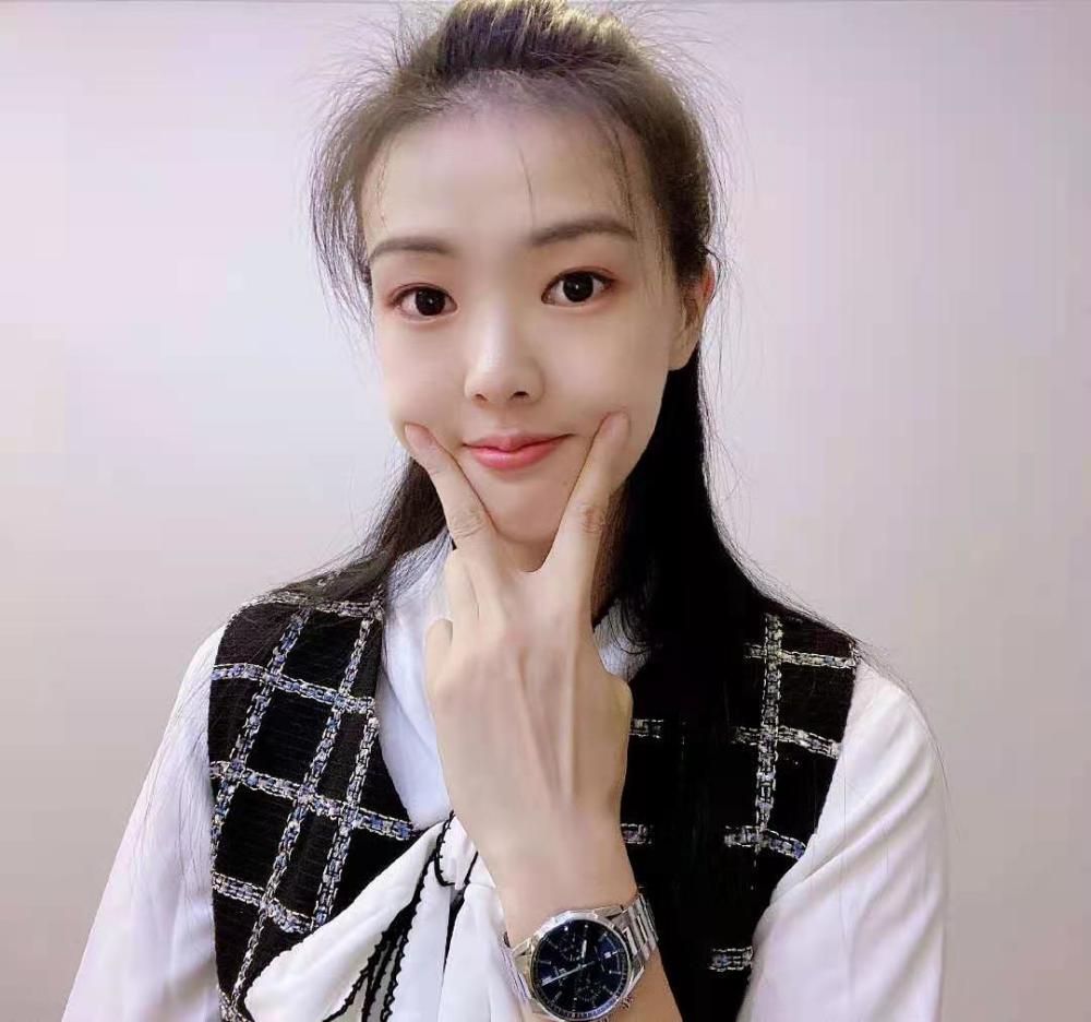美女,这极大的反差,也让很多球迷常常去质疑她是否整容了,张常宁似乎