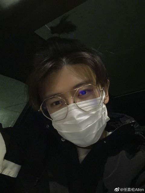 任嘉伦深夜晒自拍口罩遮面硕大眼镜抢镜