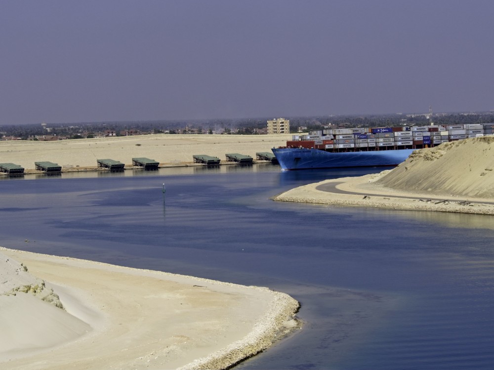 苏伊士运河百万埃及人拿命来凿通堵1小时能损失数亿美元