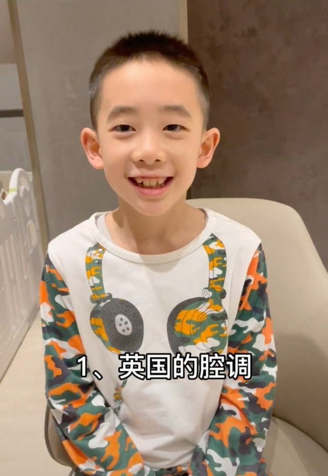 陈小春7岁儿子语言天赋强,模筏7地方言,曾因学不会中文被骂哭