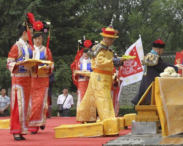 乾隆7世孙爱新觉罗61恒绍在吉林穿皇帝龙袍祭祖网友这样说