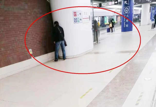 地铁站里当众小便!男子淡定离开……_腾讯新闻