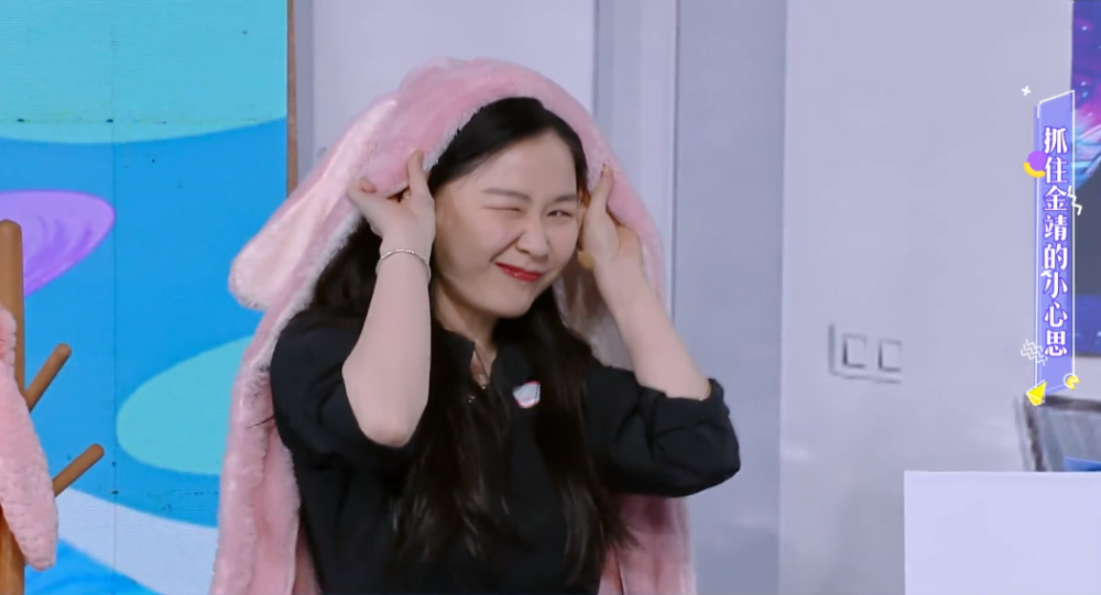 参加春晚一夜成名的金靖被打回原形录制综艺夸张表情抢镜