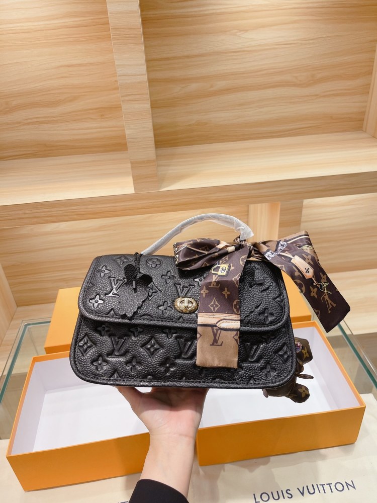 lv家官网同步上市暗花护士包配小熊挂件