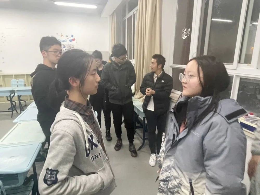 丁雯琪同学耐心地解答了同学们关于高一高二阶段学习上的一系列问题